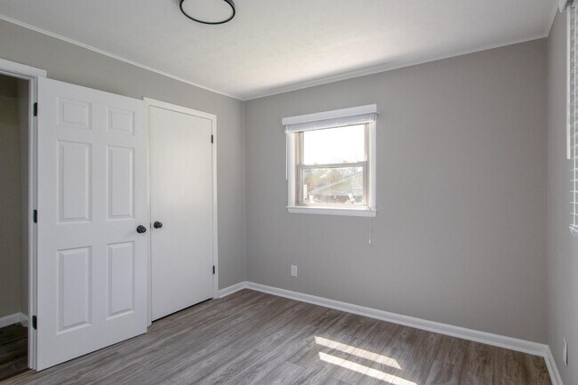 Building Photo - 690 North Dr