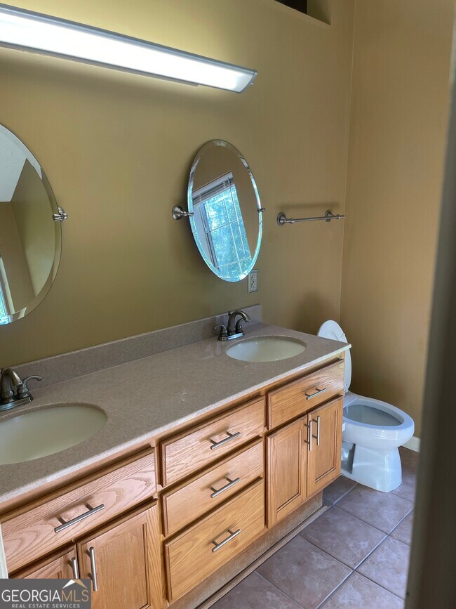 Building Photo - 108 Acorn Ct