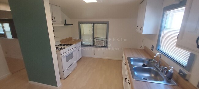 Building Photo - Central Roseville, 1 Bed, 1 Ba, Wall Air, ...