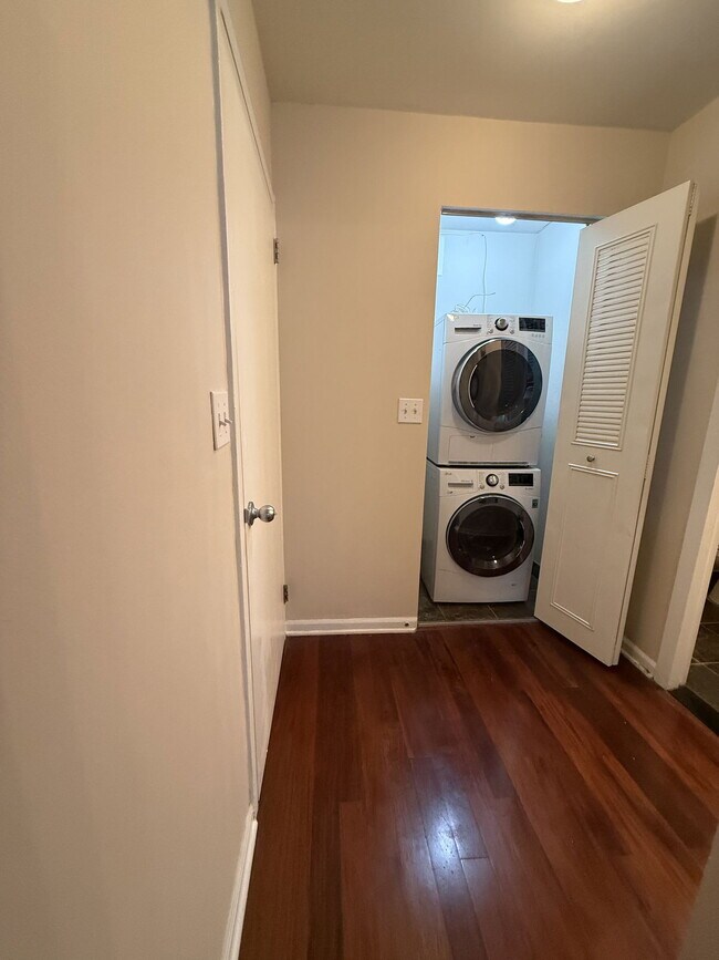 Building Photo - 222 E Pearson St