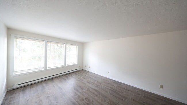 Building Photo - 2 Bed 1 Bath - Excellent Condition - NAS W...
