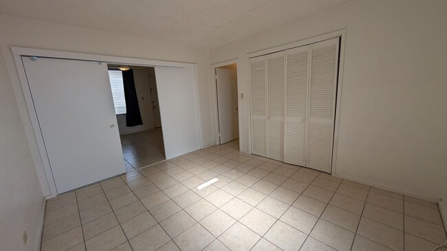 Building Photo - Centrally located 1 bed, 1 bath 2 parking, 2nd floor walkup in Makiki
