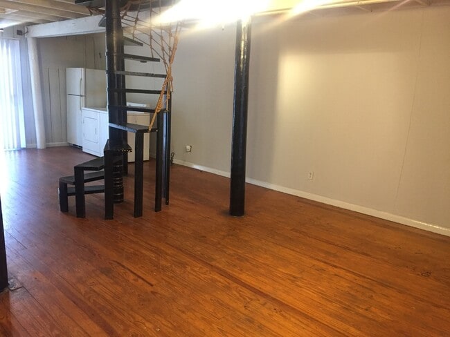 Building Photo - Unique & Affordable 2 Bedroom on Eastside ...