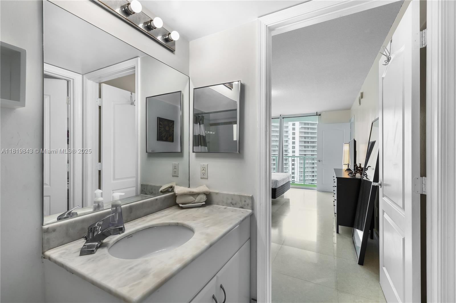 Building Photo - 1200 Brickell Bay Dr