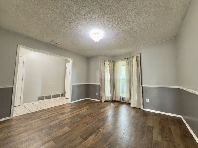 Building Photo - House For Rent