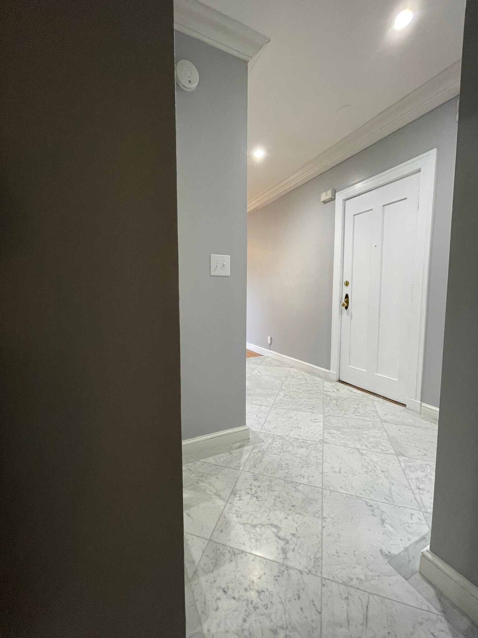 Entry - 29 S State St