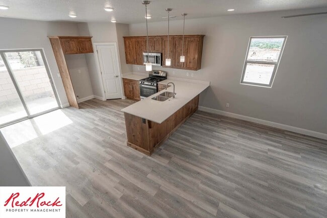 Building Photo - Beautiful Townhome in Hurricane Heights!
