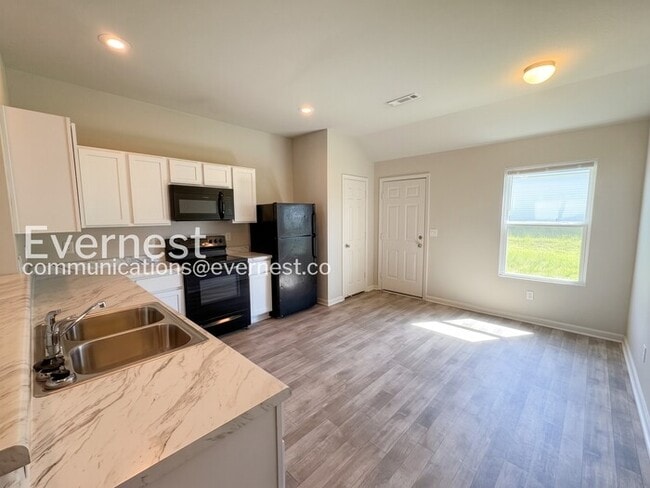 Building Photo - 4 Bed, 2 Bath Home with 2 Car Garage / Available Now!