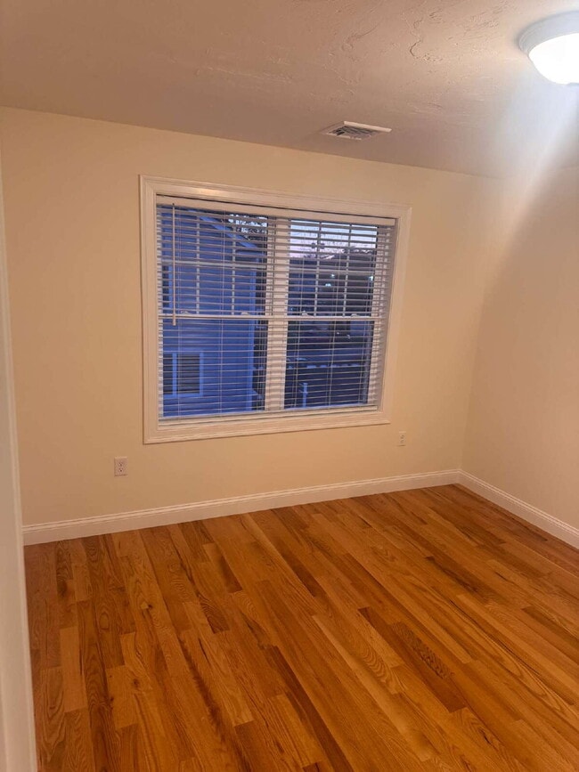 Building Photo - Beautiful 3 Bedroom 2.5 Bath Townhouse Available Now