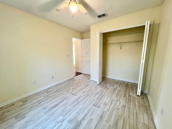 Building Photo - Spacious dog friendly home- Jacksonville