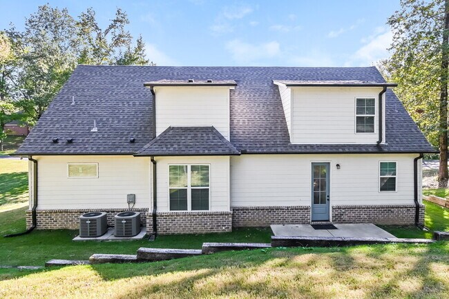 Building Photo - 2701 Maple Hill Dr