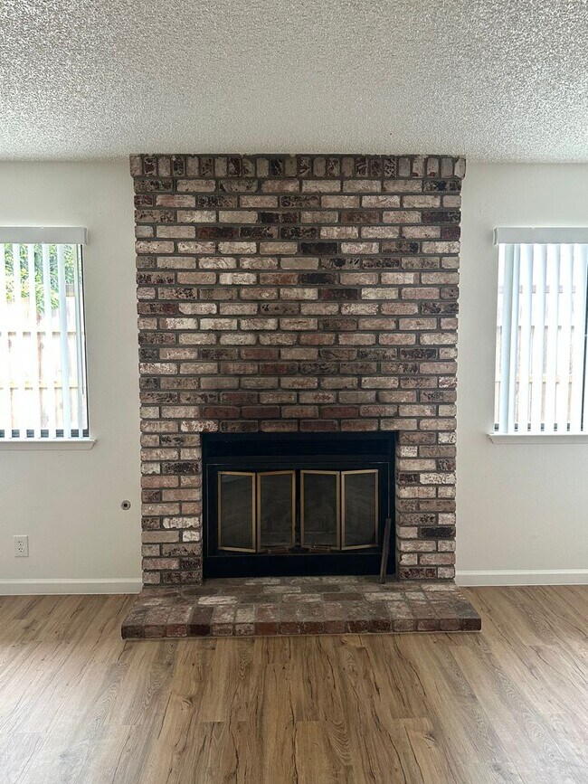 Building Photo - 547 De Leon Dr