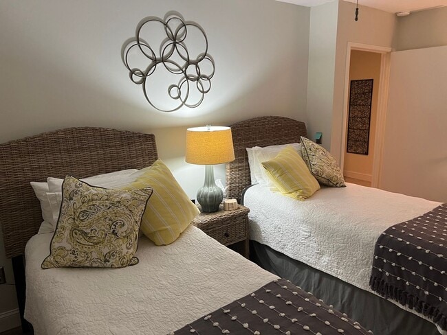 Building Photo - Walk to the beach from this 2BR FURNISHED ...