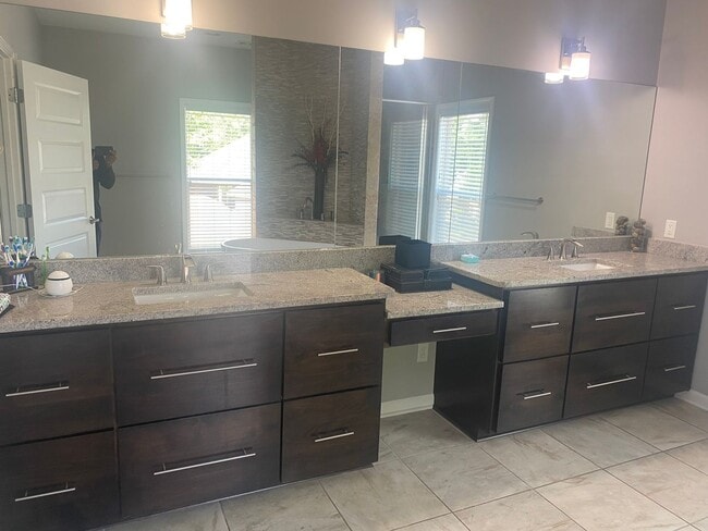 Building Photo - Beautiful 4 BR 2 bath in Prospect Ridge area