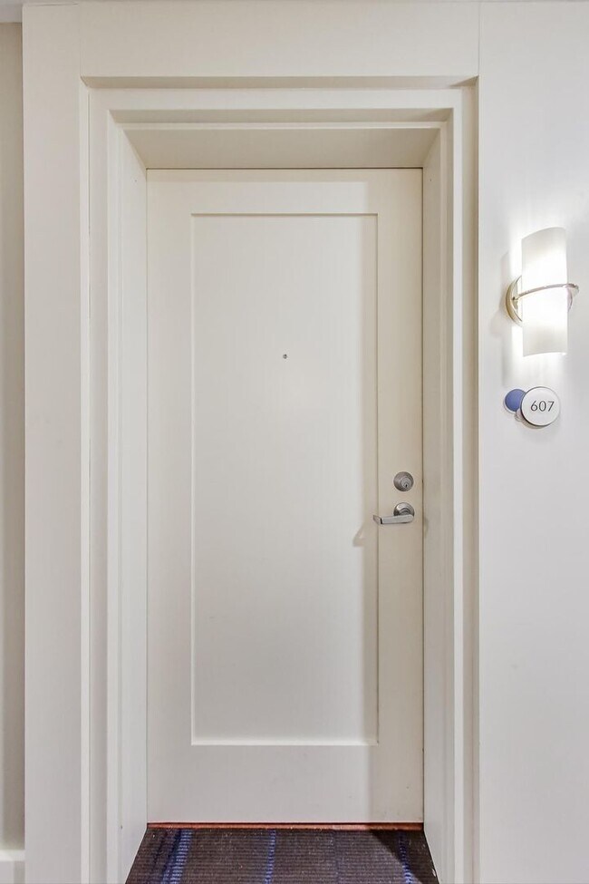 Building Photo - 1 Bed + 1 FB / Luxury Living in the heart ...