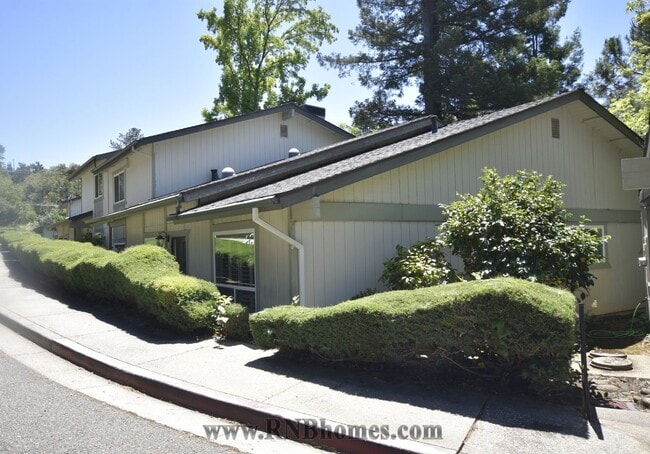Building Photo - 415 Sutton Pl