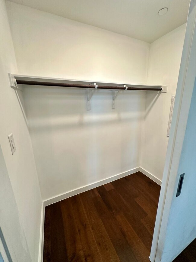 Building Photo - Stunning One bedroom/One bath Condo Locate...