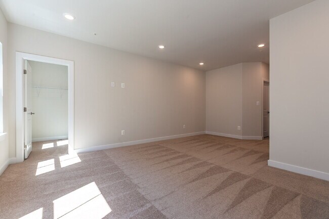 Building Photo - Elegant Townhome Living Near Herndon Conveniences