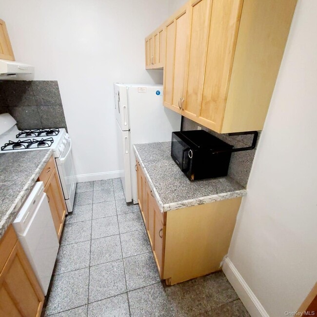 Building Photo - 72-38 Yellowstone Blvd