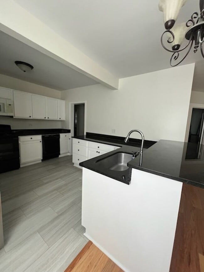 Building Photo - ***PROMOTION $100 OFF FIRST MONTHS RENT***...