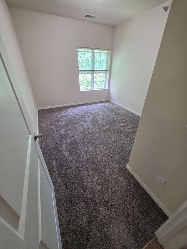 Building Photo - 2 Bedroom | 1 Bathroom 2nd Floor Apartment Available RIGHT NOW!