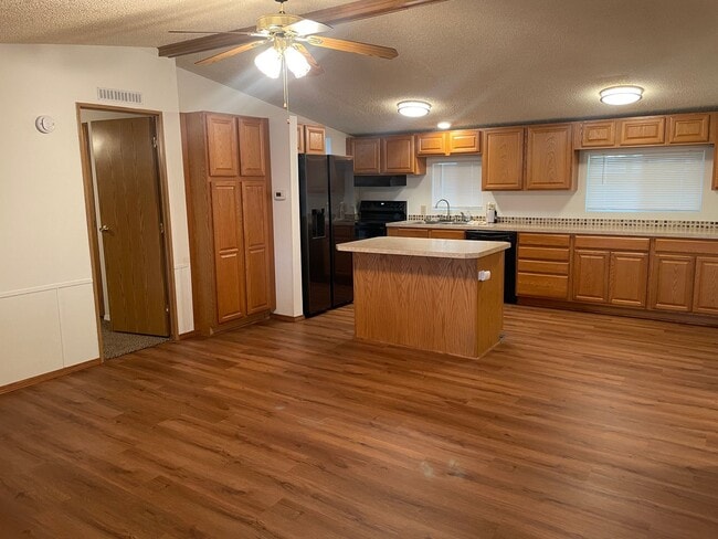 Building Photo - Lakefront Living In McConihe Flats!!