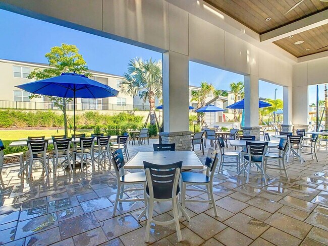 Building Photo - 1520 Oasis Club Blvd