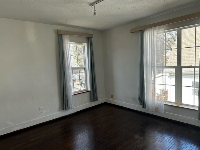 Building Photo - 3 bd, 1 ba house just north of downtown, w...