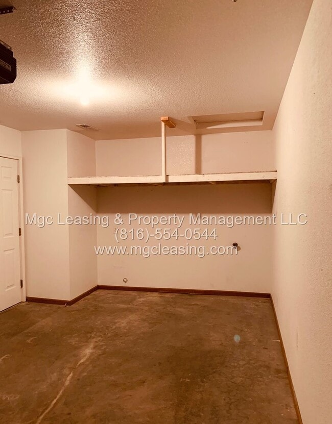 Building Photo - 200-202 NW Parker Dr