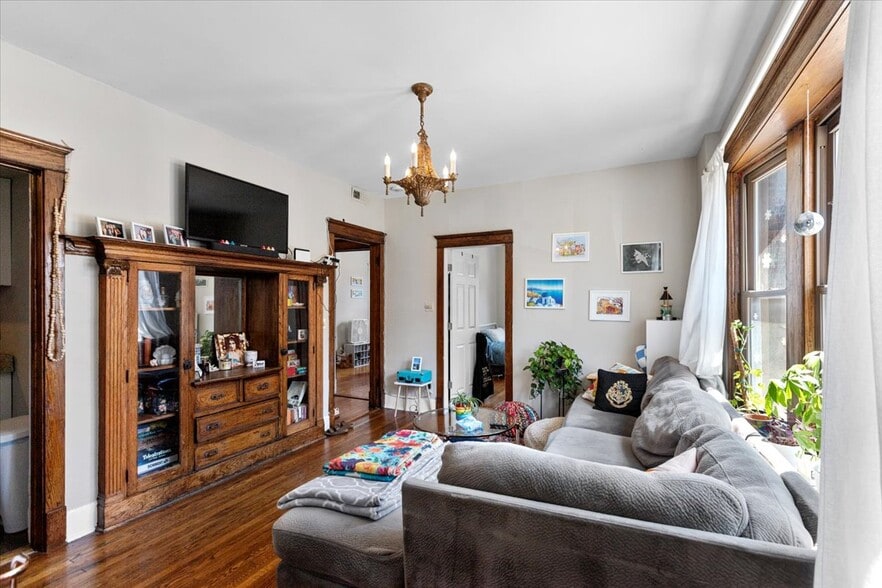 Building Photo - 4000 N Southport Ave