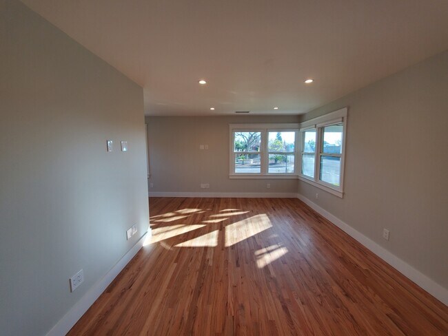 Building Photo - 10682 Center Dr