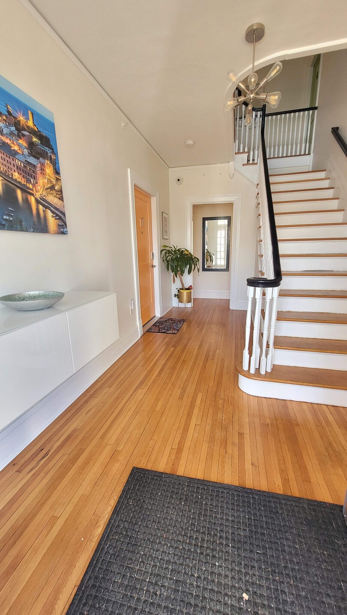 Villa Forte foyer - 3541 Fort Ave