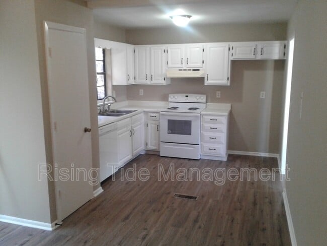 Building Photo - 8905 Valley Hill Dr