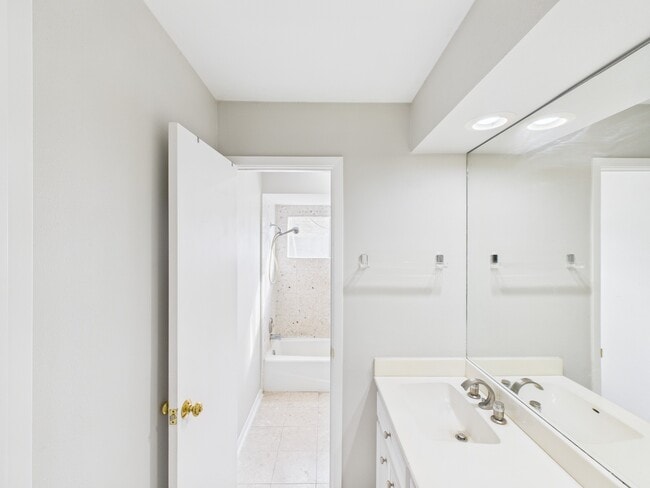 Building Photo - 7611 Hopewell Ln