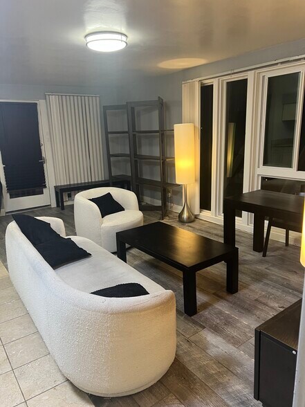 Living room facing the entrance door - 2300 Sunset Heights Dr
