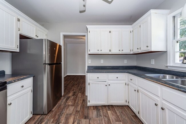 Building Photo - 4 Bedroom, 2.5 Bathroom Home in Tall Pines...