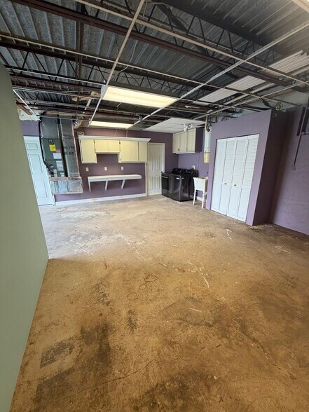 Building Photo - 2020 Laurel Ln