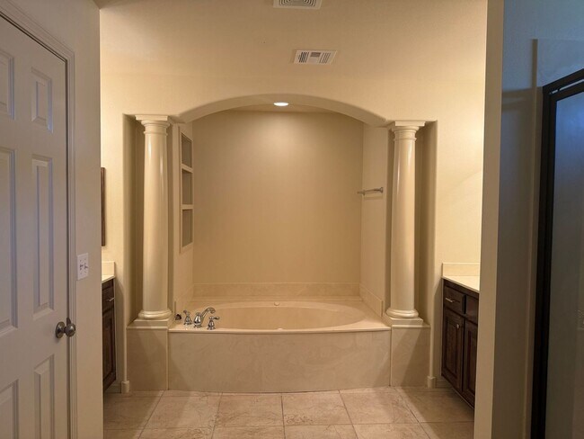 Building Photo - Welcome to your beautiful 3 bedroom home in the Battle Creek golf community!