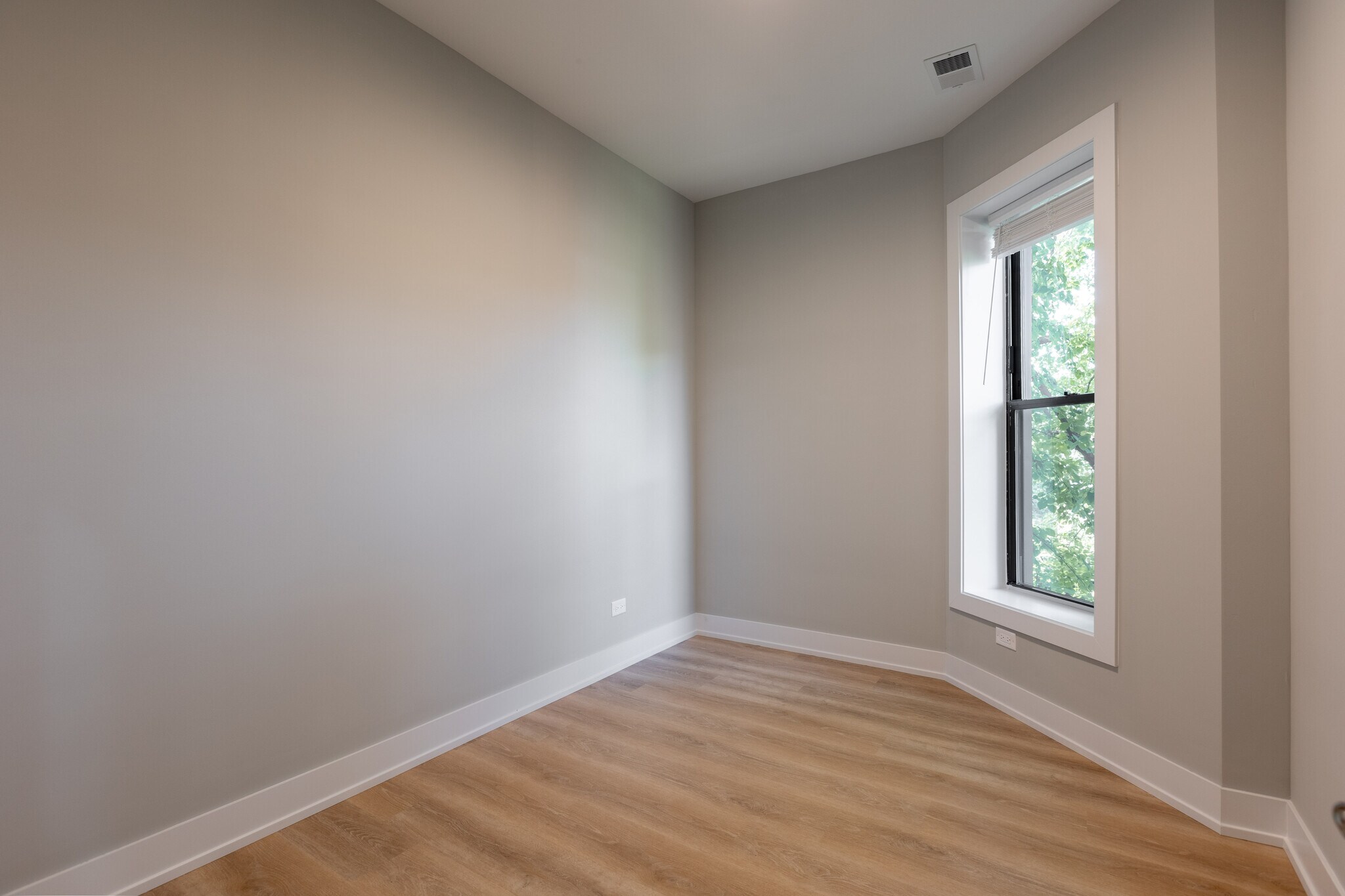 Building Photo - 423 W Belden Ave
