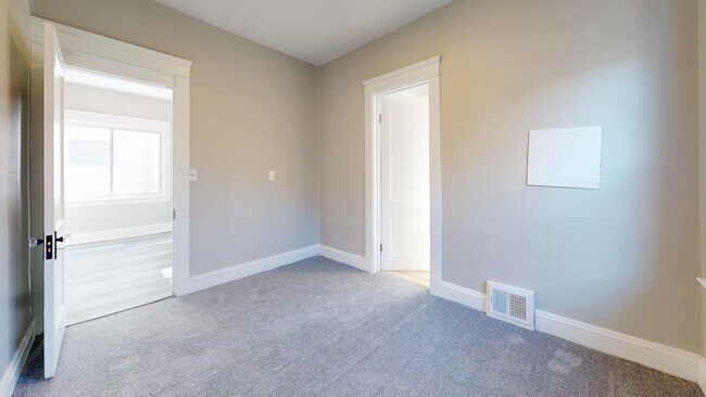 Building Photo - 3915 Hyde Ave