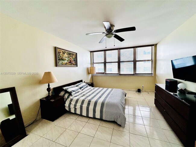 Building Photo - 1817 S Ocean Dr
