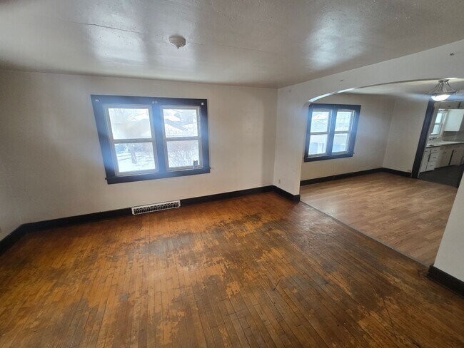 Building Photo - 921 N Maple Ave