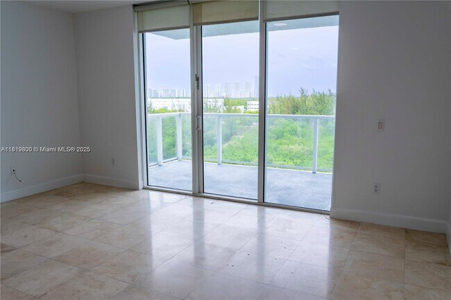 Building Photo - 15051 Royal Oaks Ln