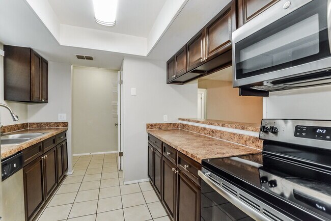 Building Photo - 1061 Portsmouth Ln