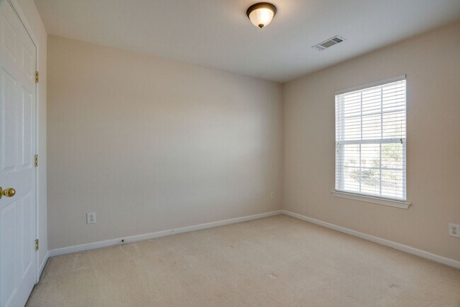 Building Photo - COMING SOON! 3- or 4-bed/3.5-bath in Brent...