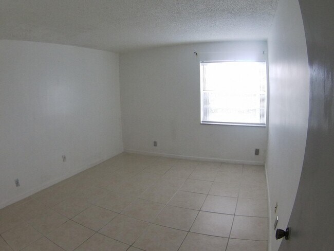 Building Photo - 556 Capri L