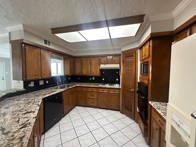 Building Photo - 219 Kings Ct