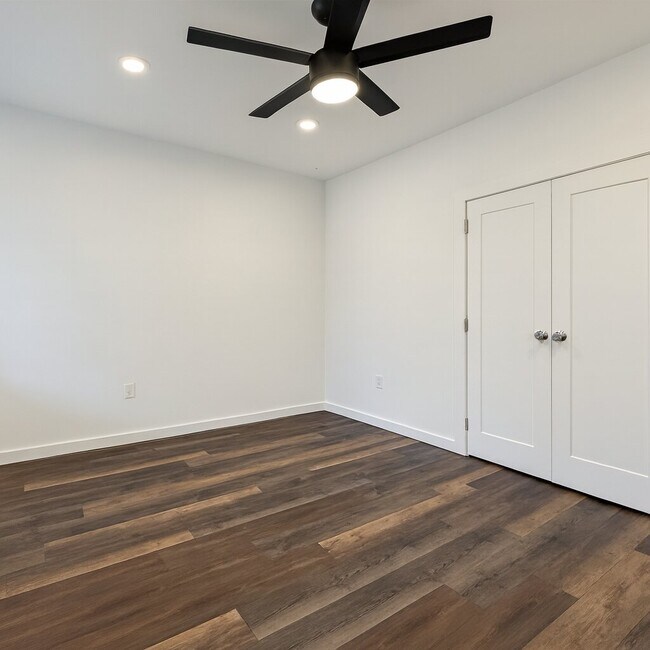 Building Photo - 451 Green Ln