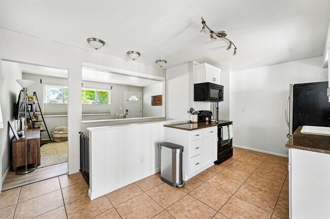 Building Photo - Updated 4-Bedroom Home with Large Backyard...