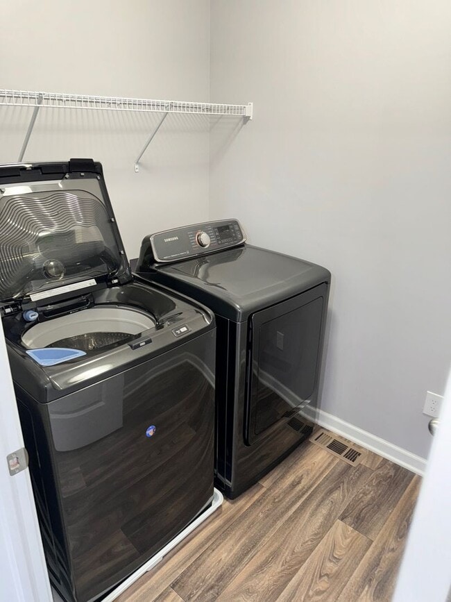 Building Photo - 4-Bedroom House for Rent